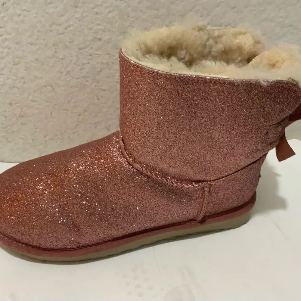 UGG Australia Women Mini Bailey Bow Sparkle Mid Boots Size 7 Pink 1100053 GUC
